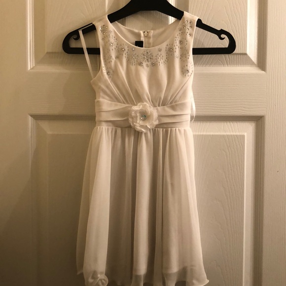 Amy's Closet Other - Girls sz 5 beautiful white diamond 💎 accent dress